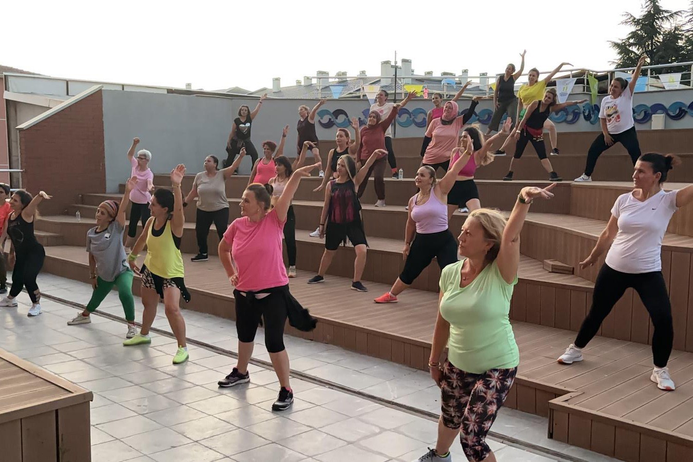 Yaz aylarında dans fit ile spor yaptılar
