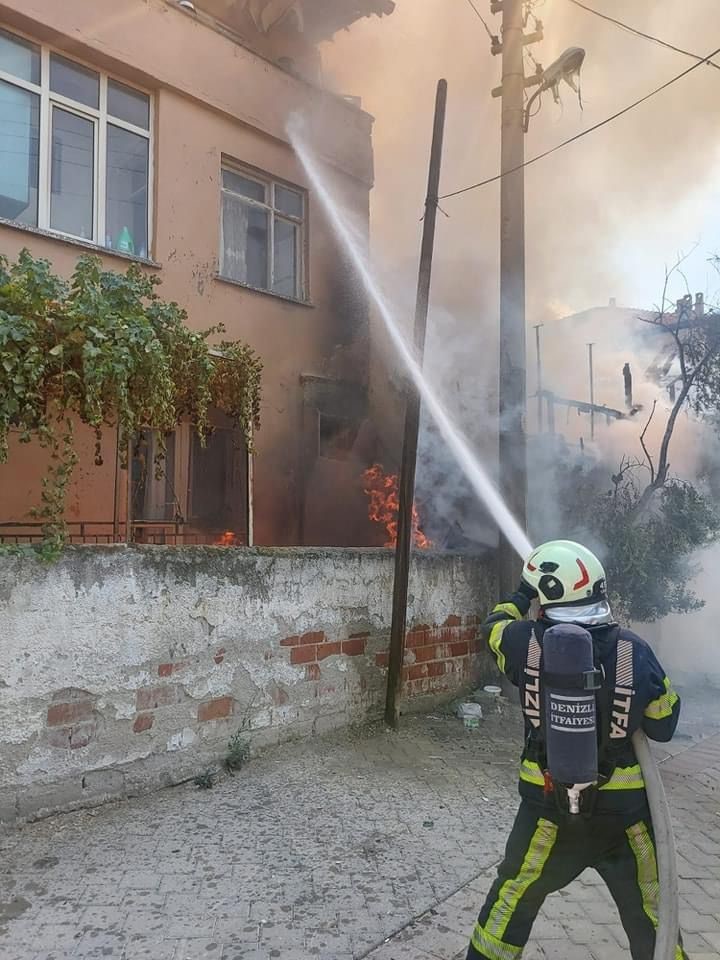 Tek katlı müstakil evde çıkan yangın paniğe neden oldu
