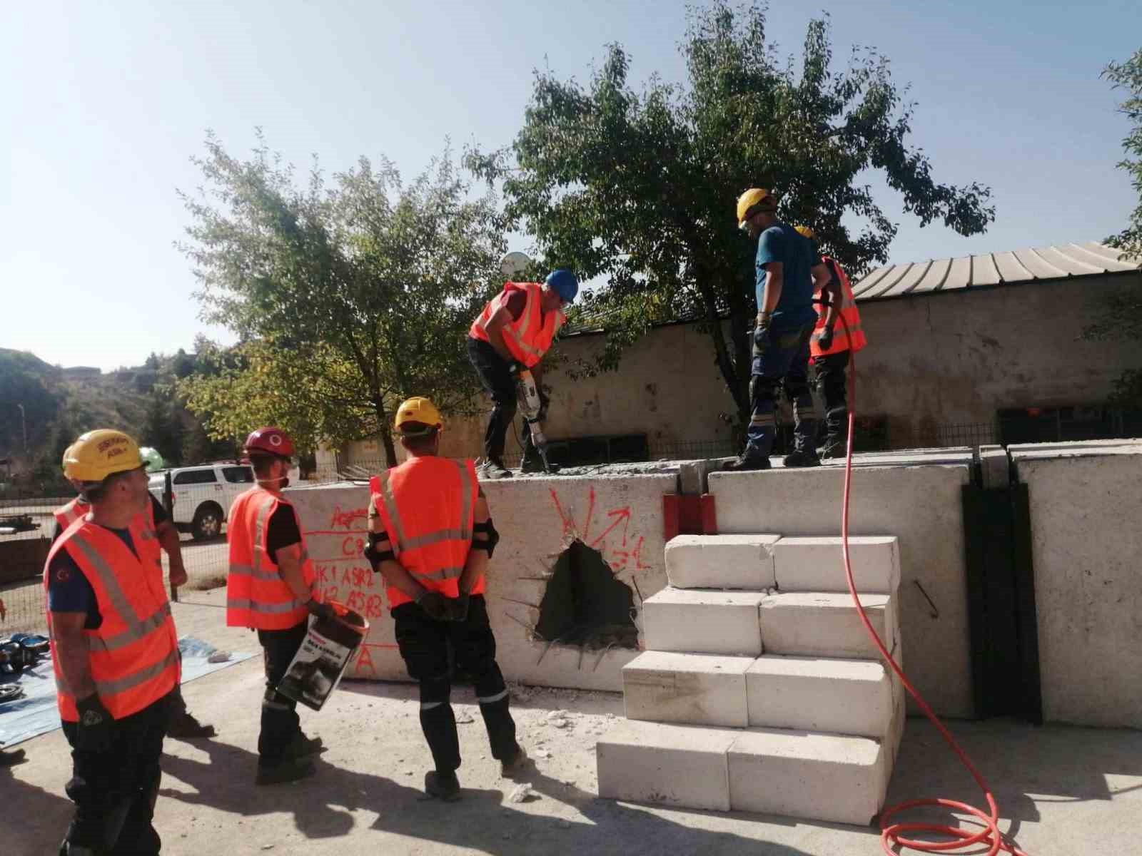 GLİ Arama ve Kurtarma Ekibine depremde arama ve kurtarma eğitimi
