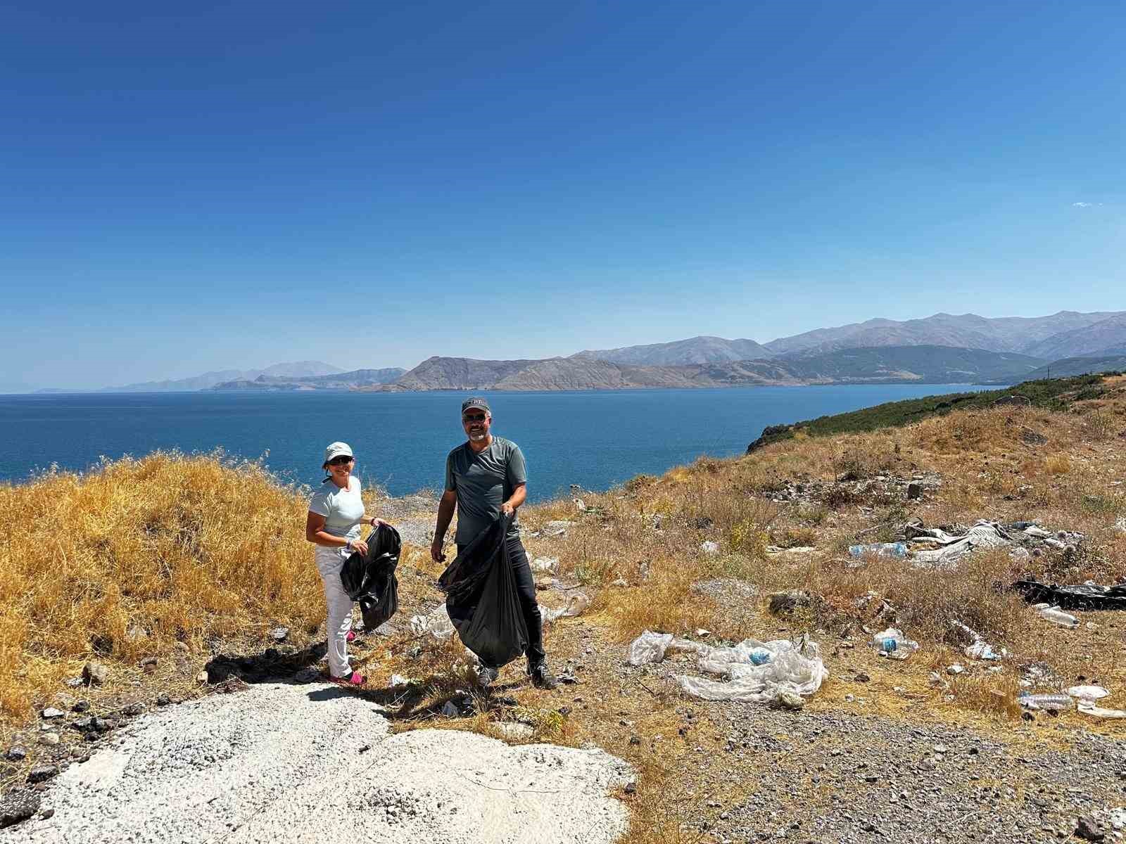 Vangölü Aktivistleri Derneği üyeleri Tatvan sahilinde çöp topladı
