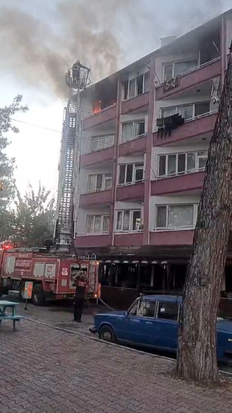 Burdur’da tek başına yaşayan genç, evde çıkan yangından arkadaşı tarafından kurtarıldı
