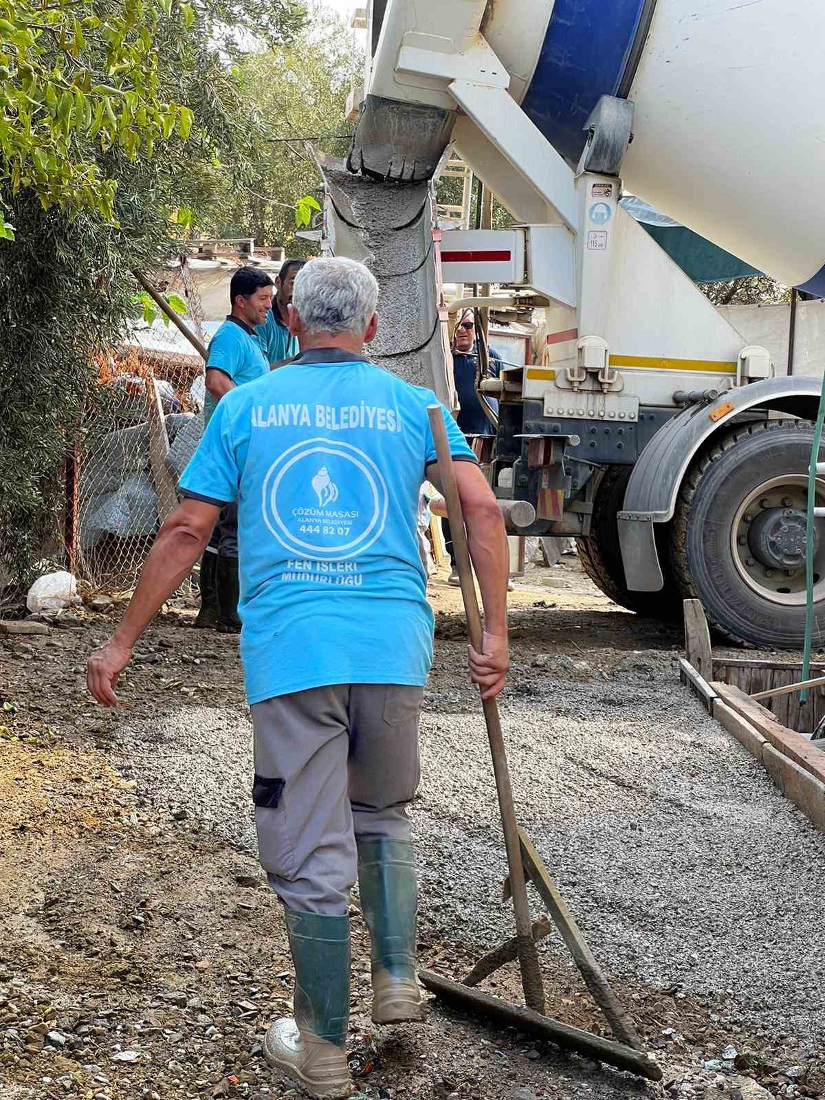 Alanya Belediyesi’nden engelli vatandaşa özel yol
