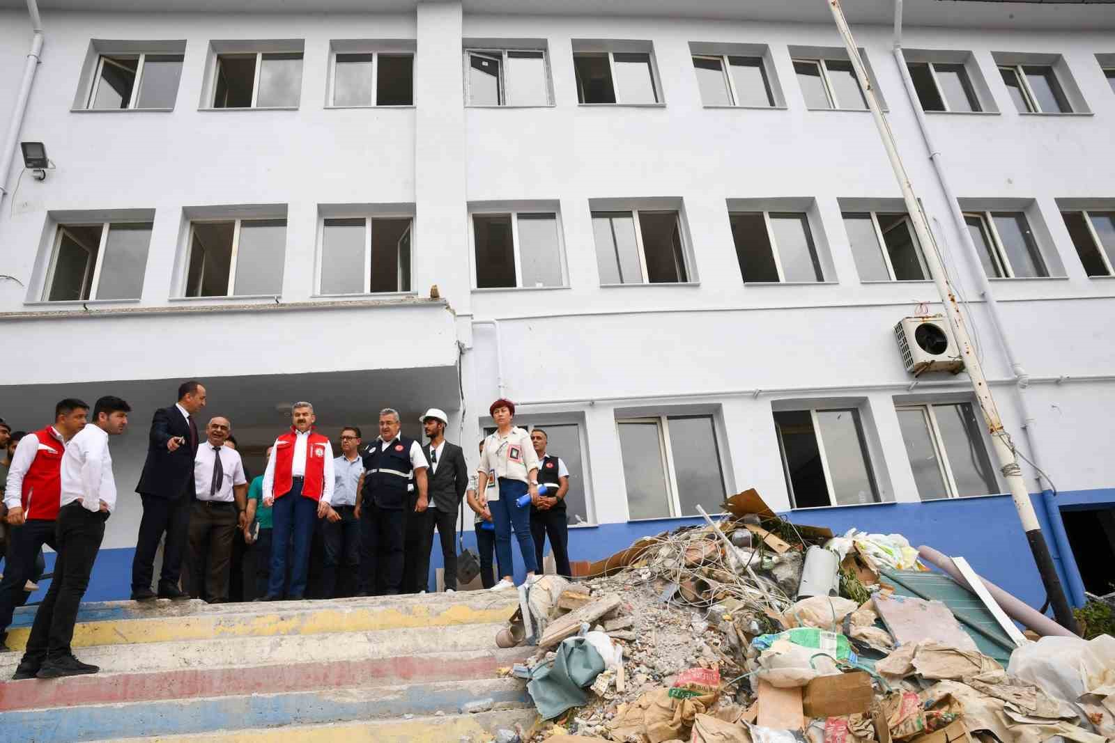 Uşak’ta deprem dayanıksız okullarda güçlendirme çalışmaları devam ediyor
