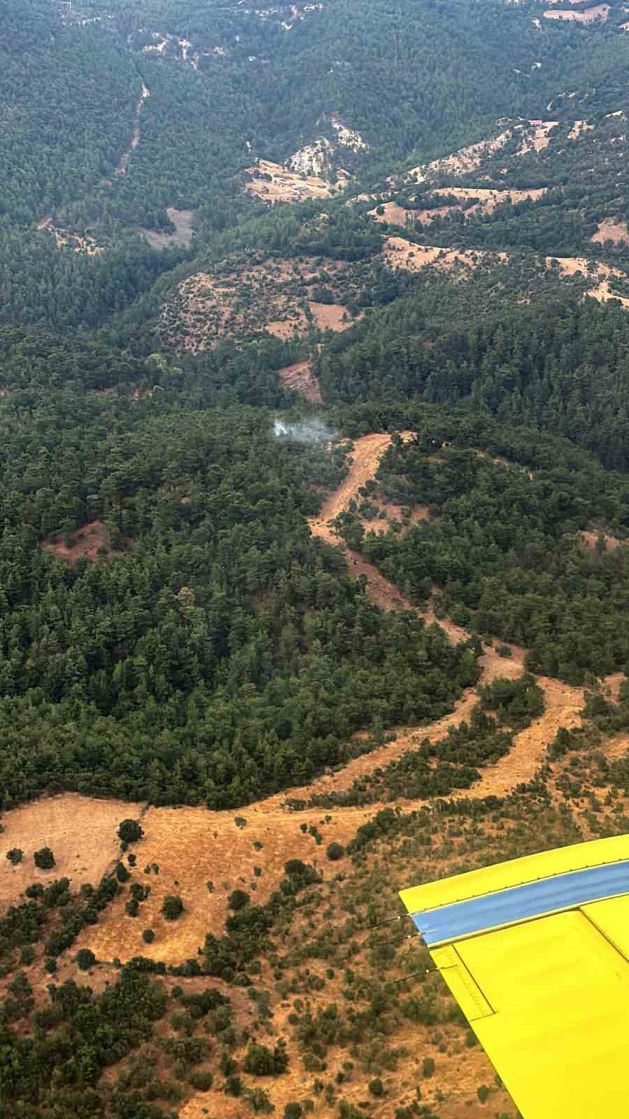 Yıldırım kaynaklı orman yangınına, havadan ve karadan müdahale
