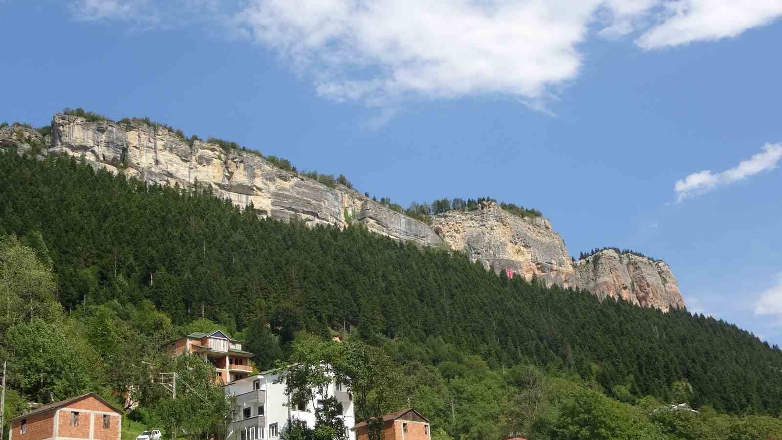 Bakanlar Uraloğlu ve Ersoy, Trabzon’daki turizm noktalarını inceledi, vatandaşlarla horon oynadı
