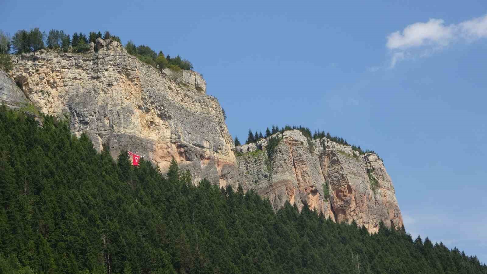 Bakanlar Uraloğlu ve Ersoy, Trabzon’daki turizm noktalarını inceledi, vatandaşlarla horon oynadı
