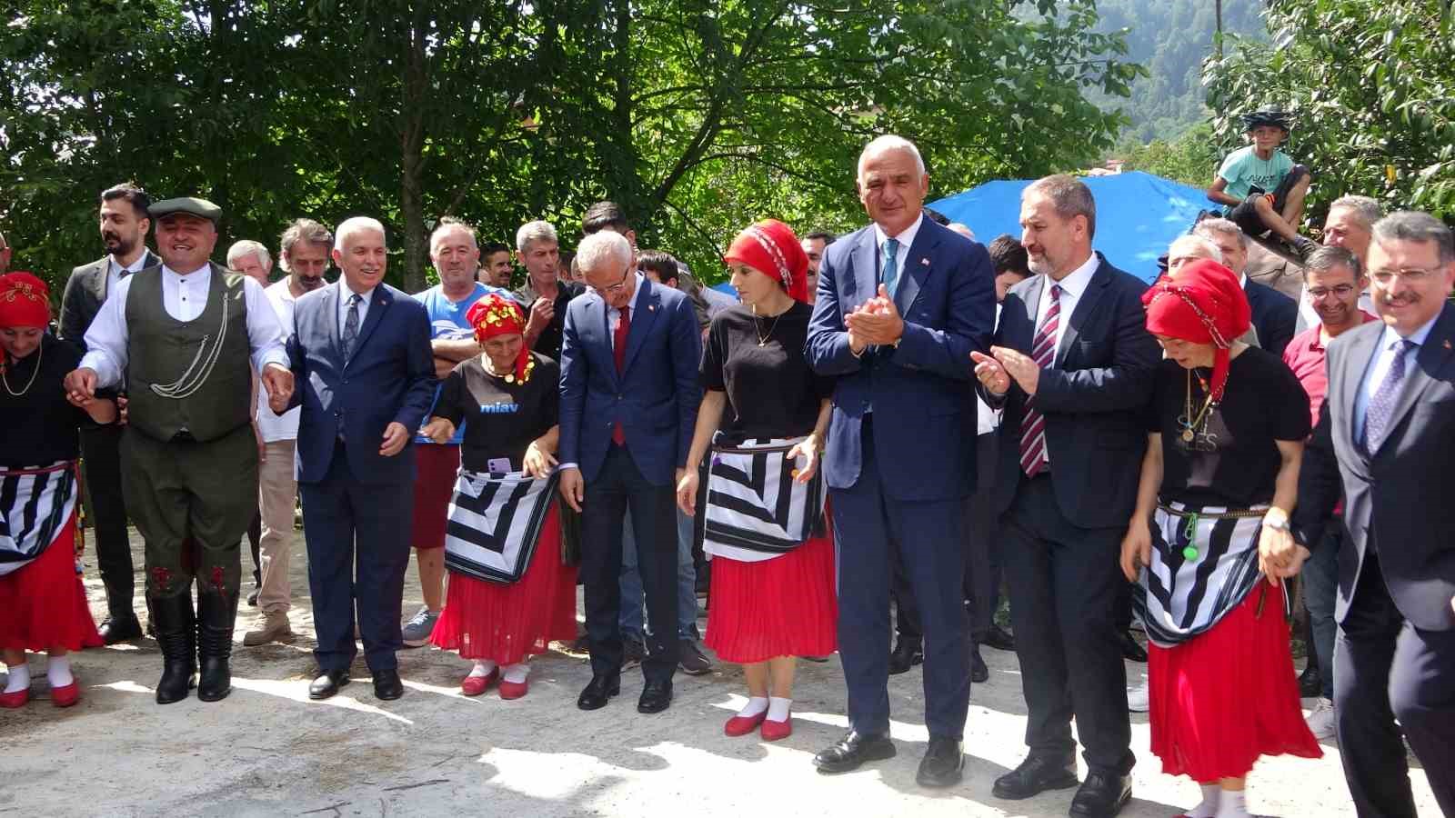 Bakanlar Uraloğlu ve Ersoy, Trabzon’daki turizm noktalarını inceledi, vatandaşlarla horon oynadı
