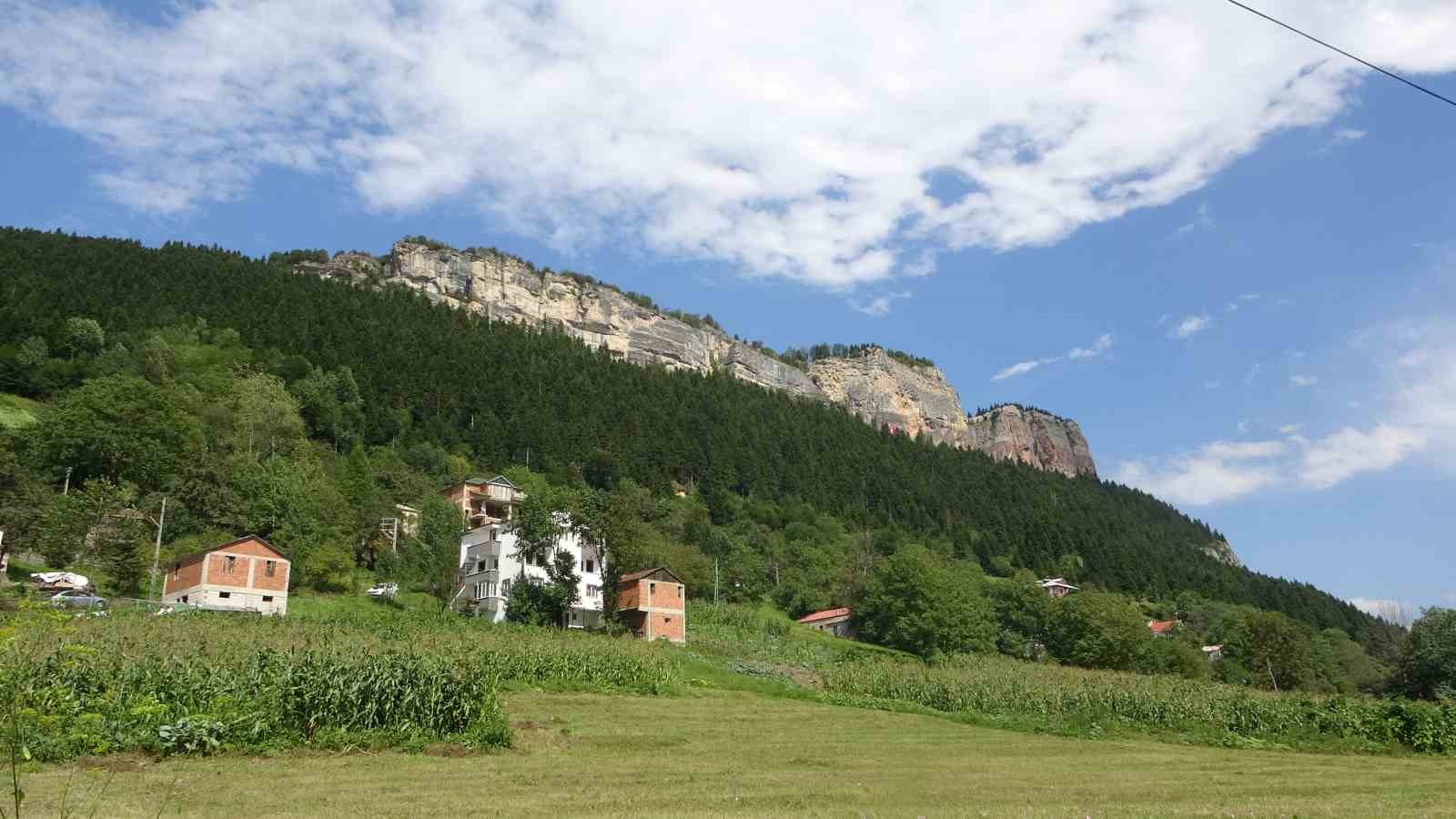 Bakanlar Uraloğlu ve Ersoy, Trabzon’daki turizm noktalarını inceledi, vatandaşlarla horon oynadı
