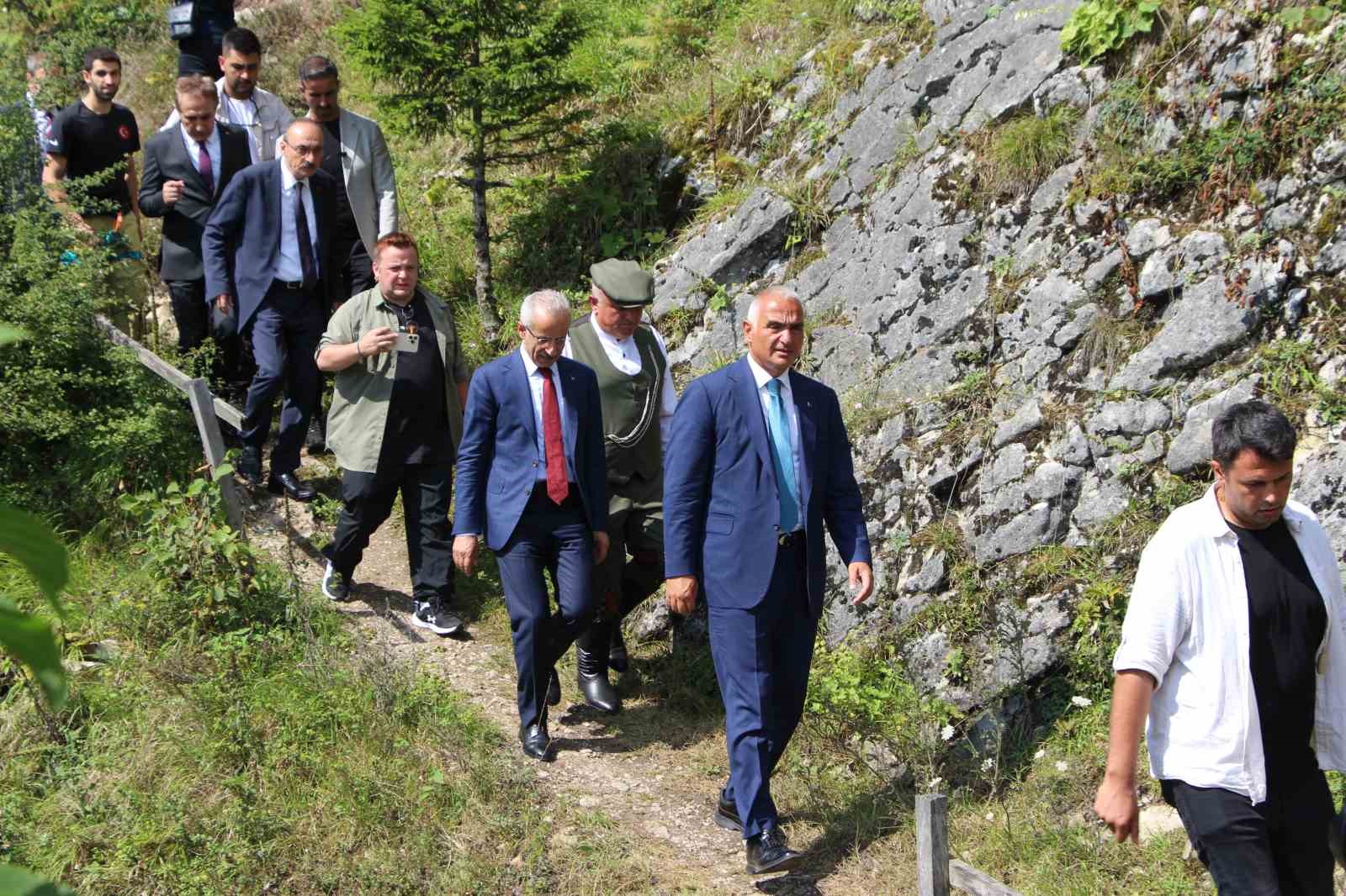 Bakanlar Uraloğlu ve Ersoy, Trabzon’daki turizm noktalarını inceledi, vatandaşlarla horon oynadı
