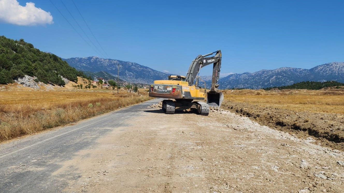 Büyükşehir, Andırın’da mahalle ve grup yollarının ulaşımını iyileştiriyor
