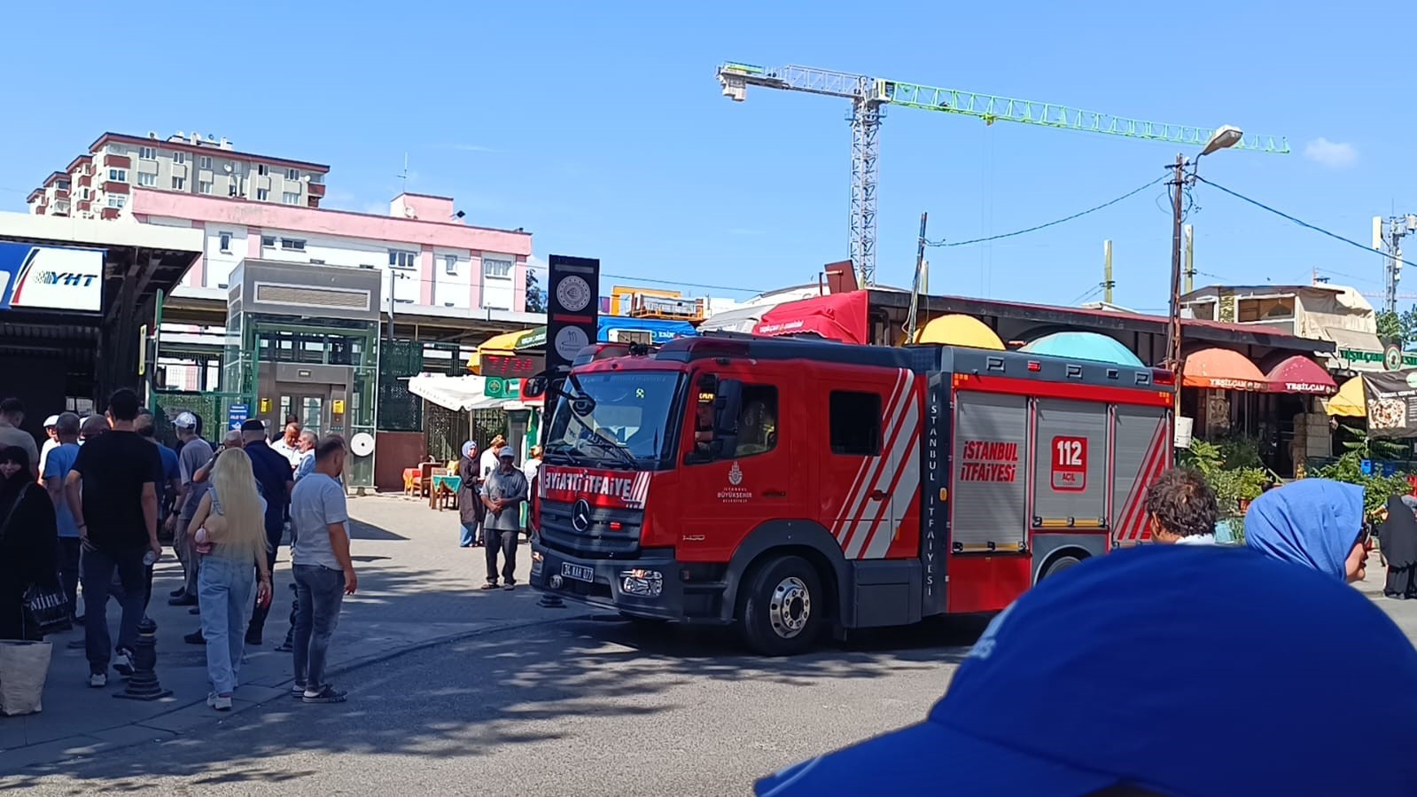 Pendik’te Marmaray durağında yangın çıktı, alt geçit önünde kalabalık oluştu
