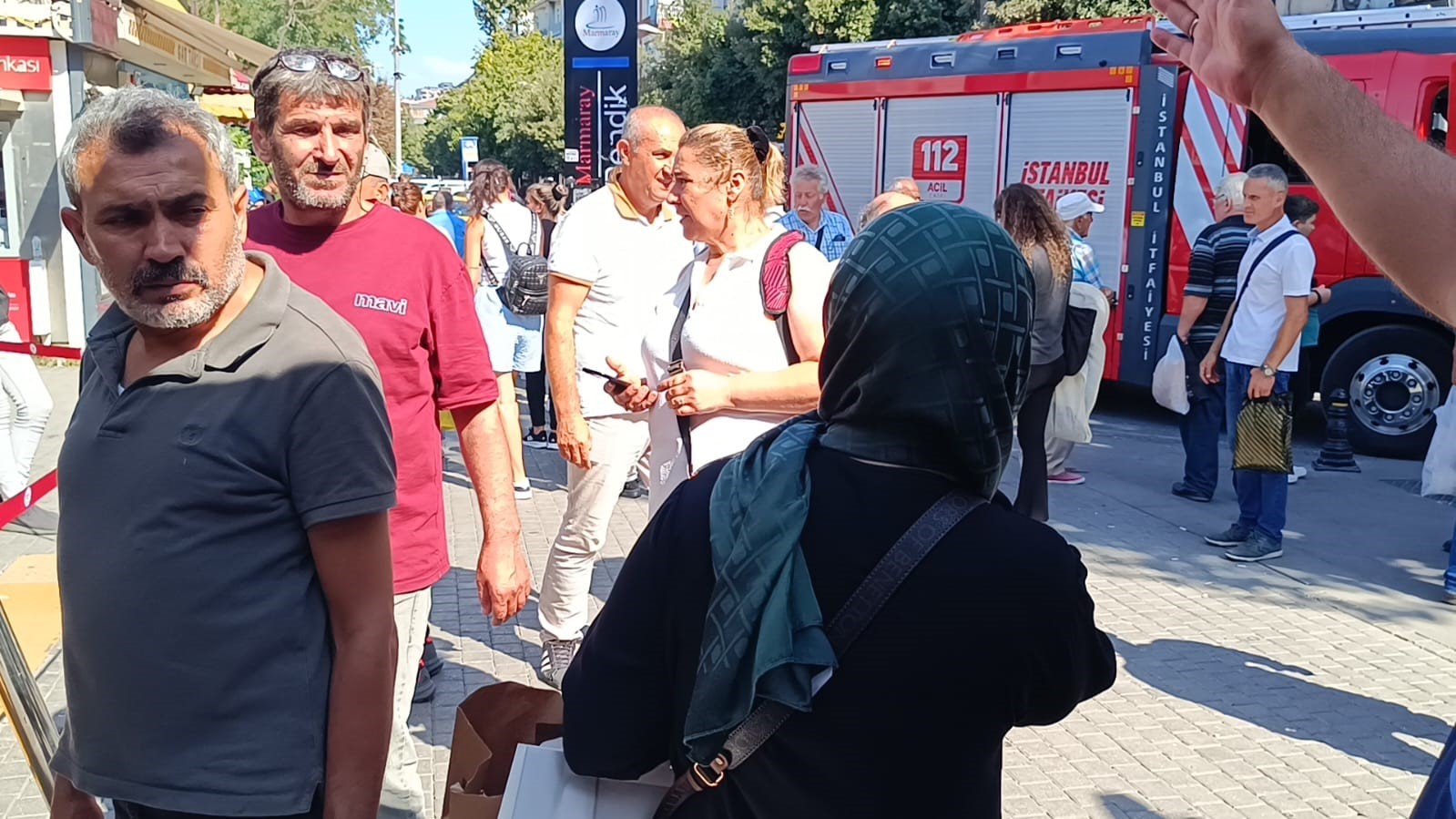 Pendik’te Marmaray durağında yangın çıktı, alt geçit önünde kalabalık oluştu
