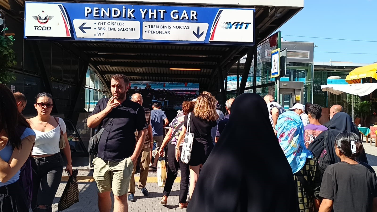 Pendik’te Marmaray durağında yangın çıktı, alt geçit önünde kalabalık oluştu
