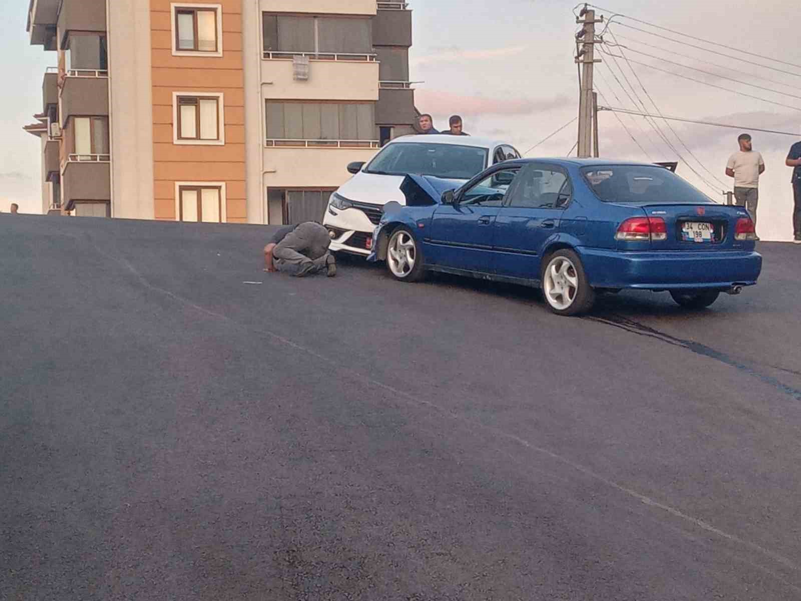 Otomobillerin çarpıştığı kazada 2 kişi yaralandı
