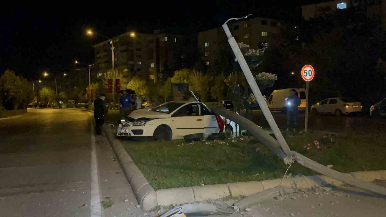 Beton aydınlatma direğine çarpan otomobildeki 3 kişi yaralandı
