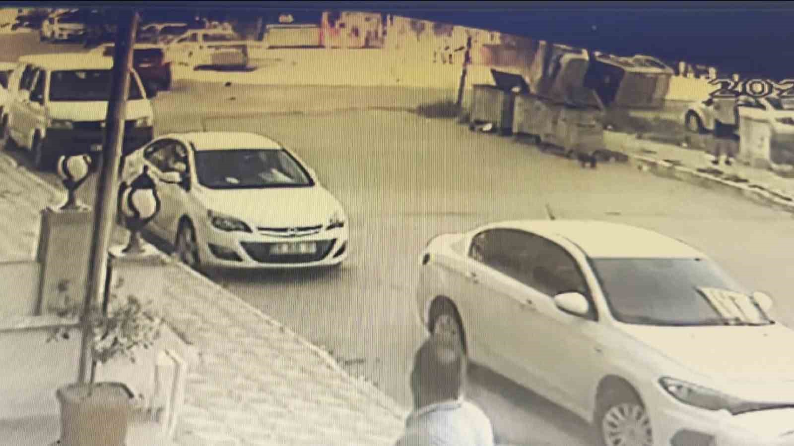 Otomobille çarpışan hafif ticari araç takla attı, herkes yardıma koştu: O anlar kamerada
