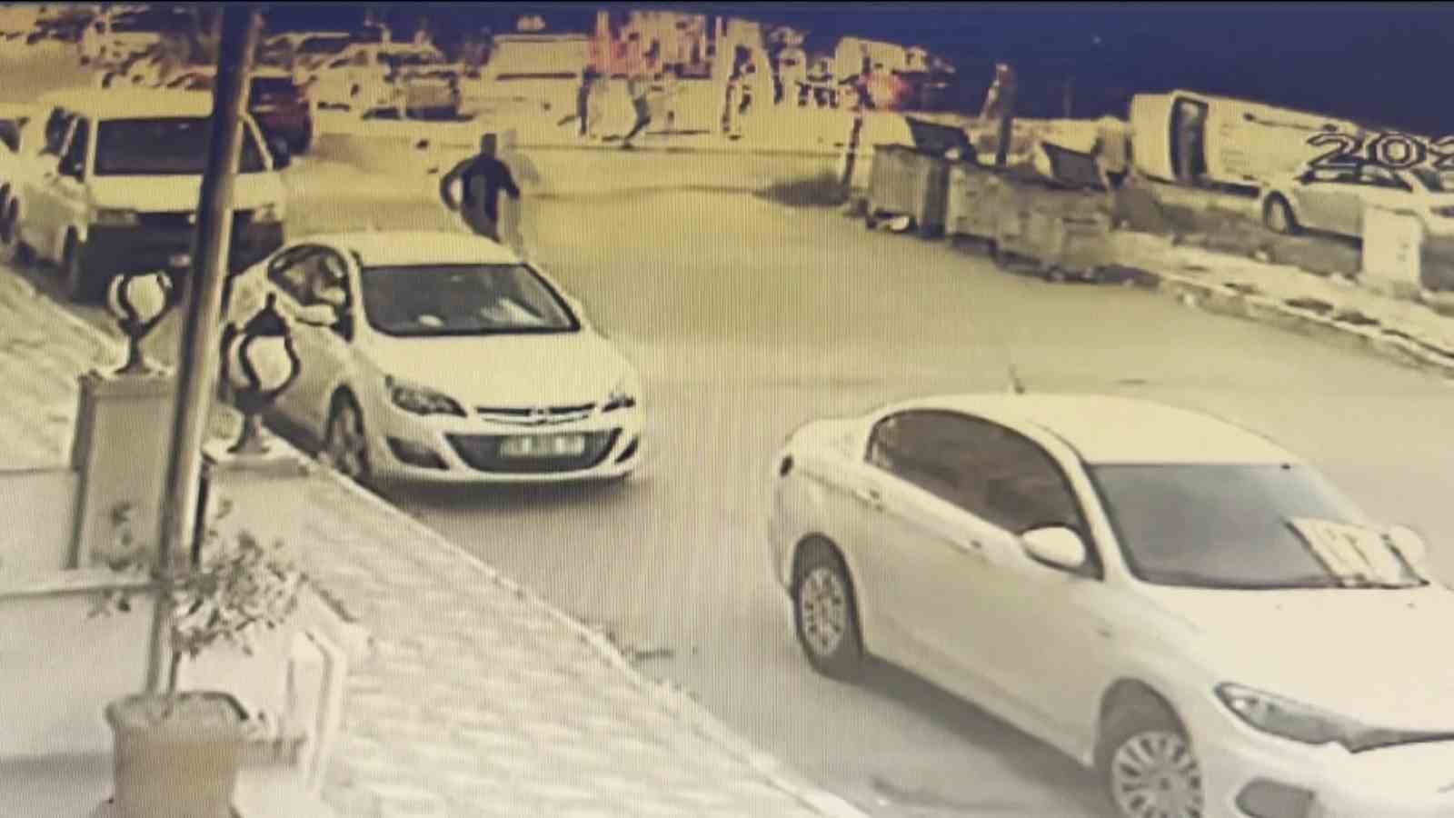 Otomobille çarpışan hafif ticari araç takla attı, herkes yardıma koştu: O anlar kamerada
