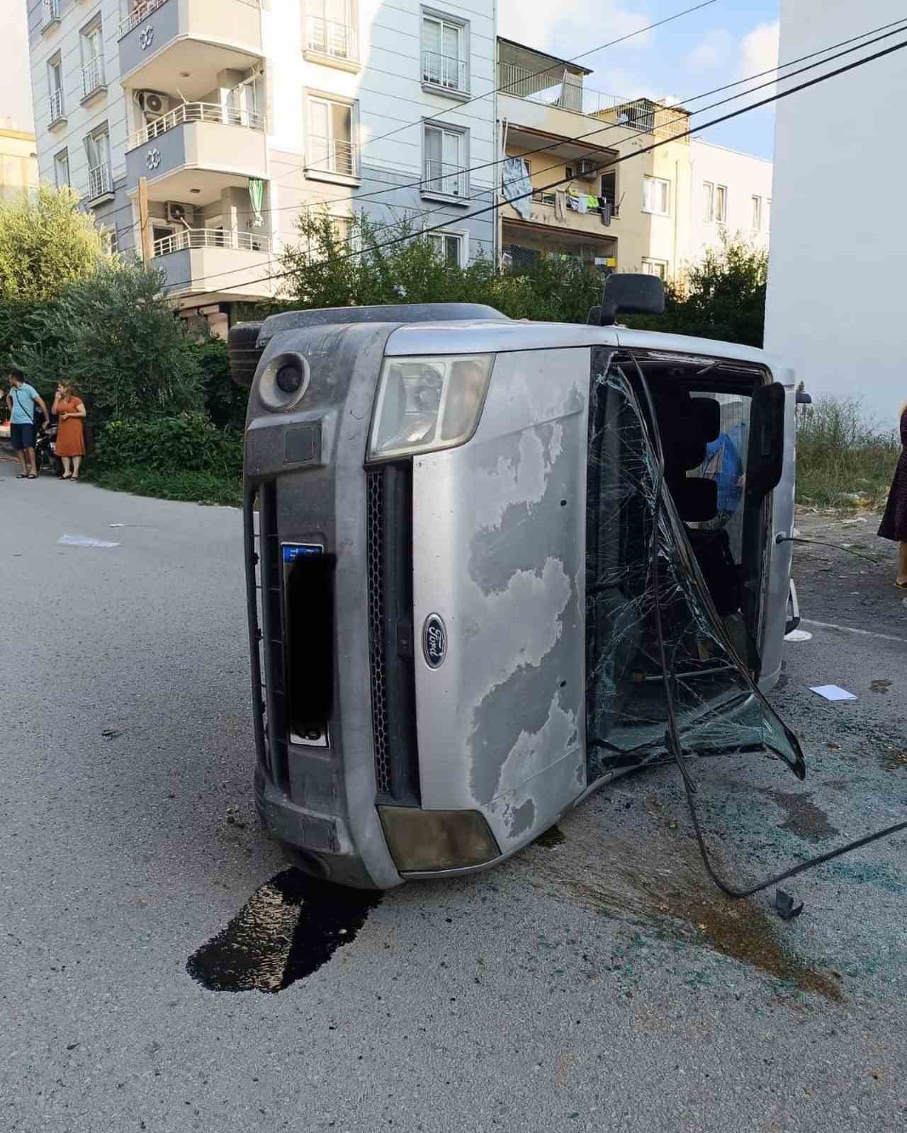 Otomobille çarpışan hafif ticari araç takla attı, herkes yardıma koştu: O anlar kamerada
