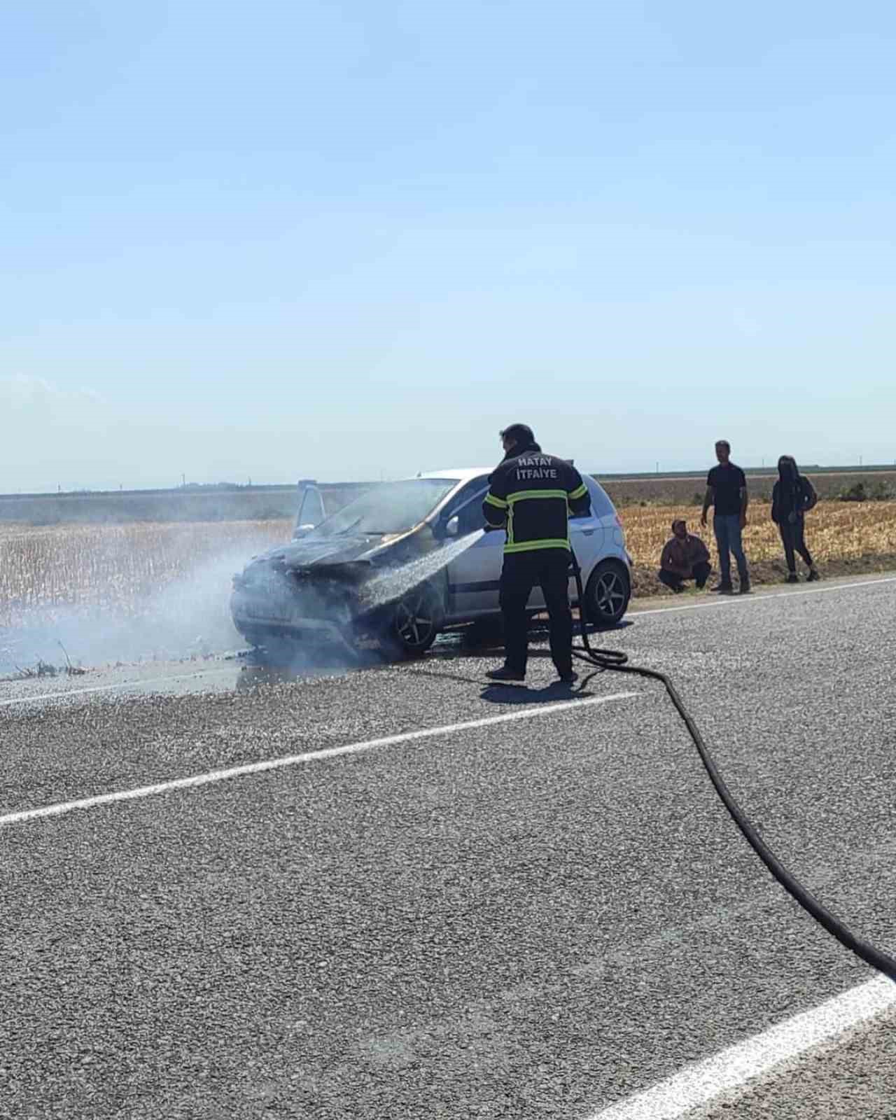 Otomobilin motoru seyir halindeyken alev aldı
