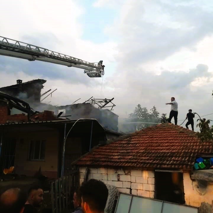 Belediye müdürünün evine yıldırım düştü
