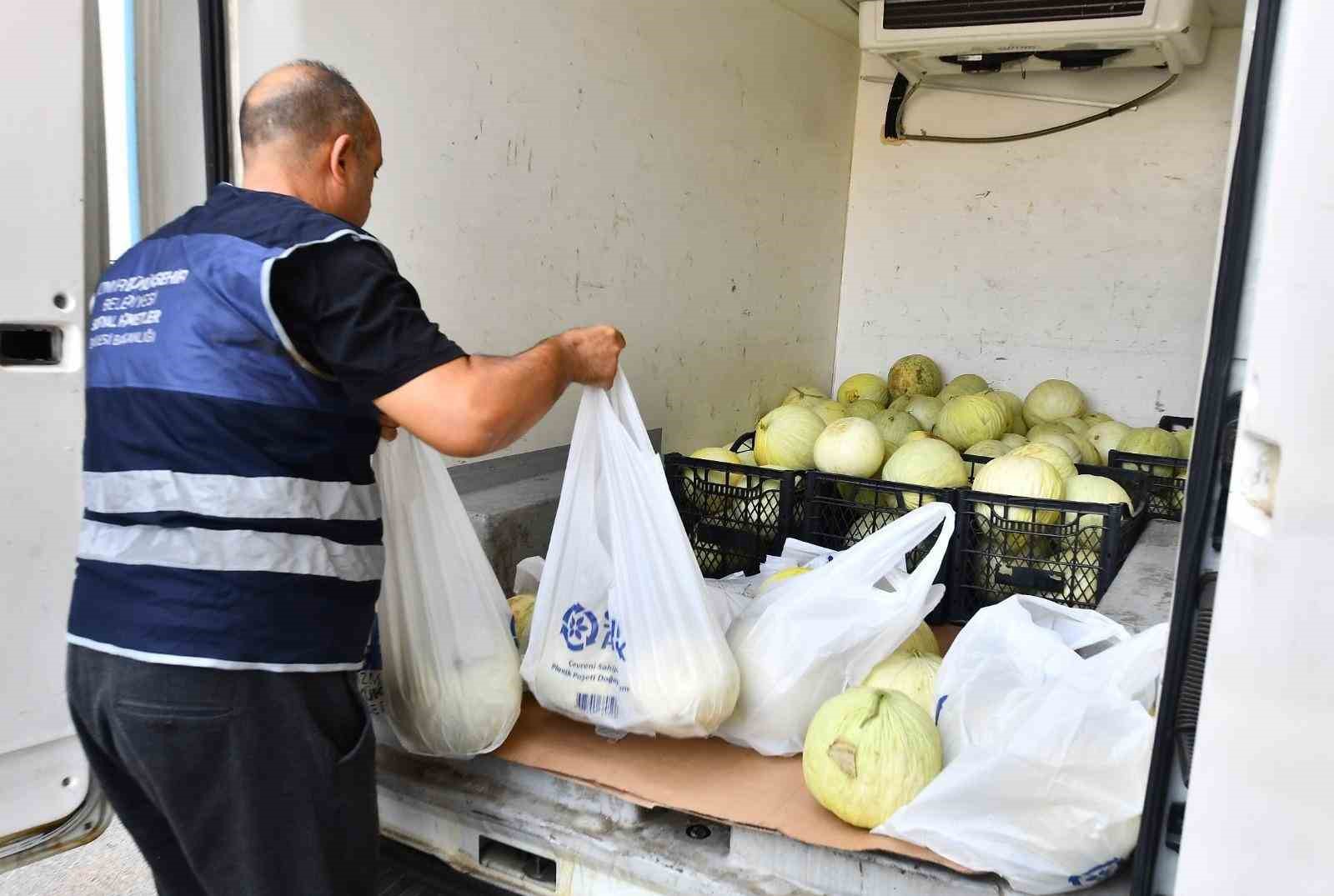 Tarlada kalan 300 ton kavun vatandaşa dağıtıldı
