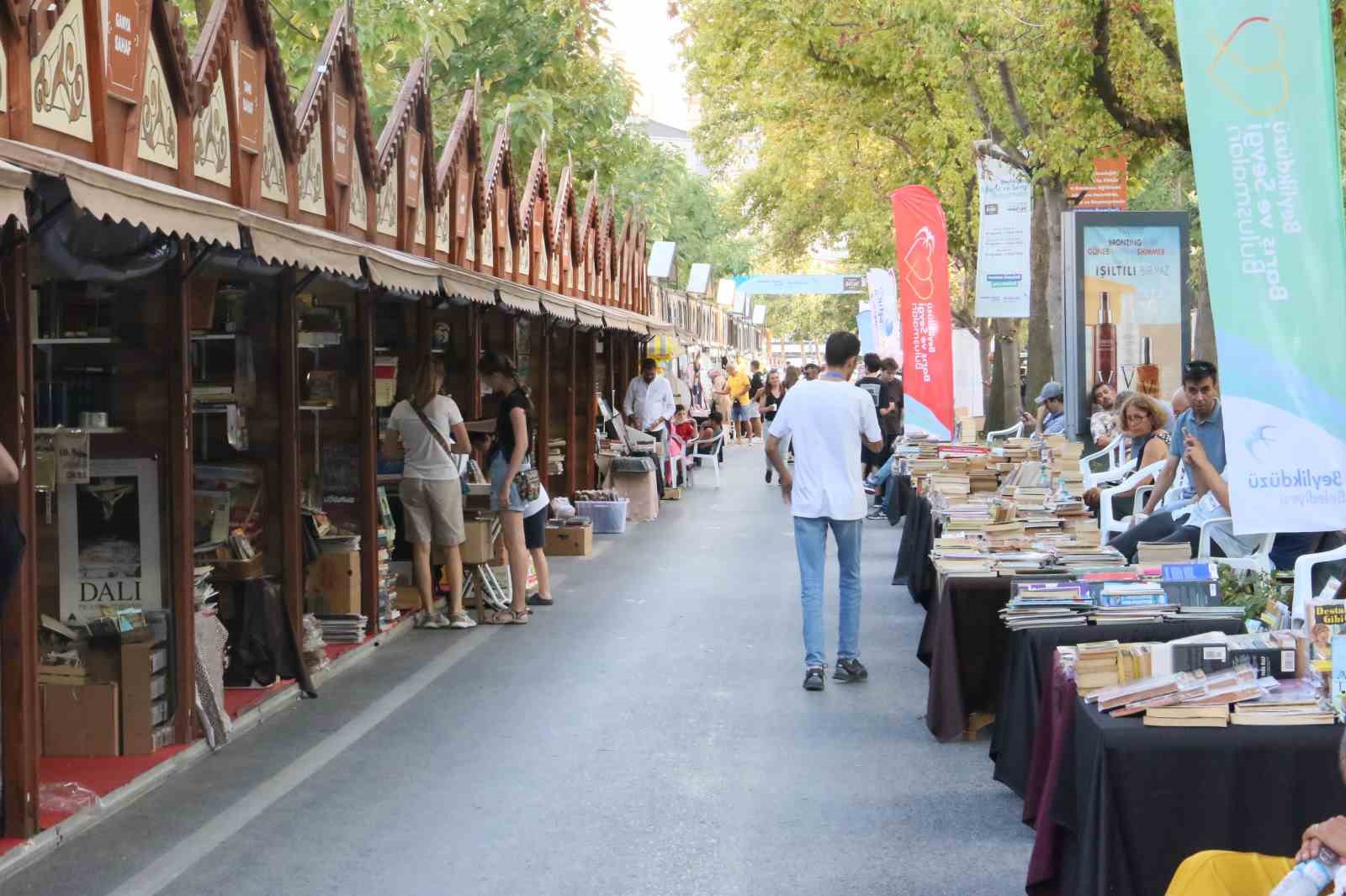 Beylikdüzü’nde 11’inci Barış ve Sevgi festivali renkli görüntülere sahne oldu
