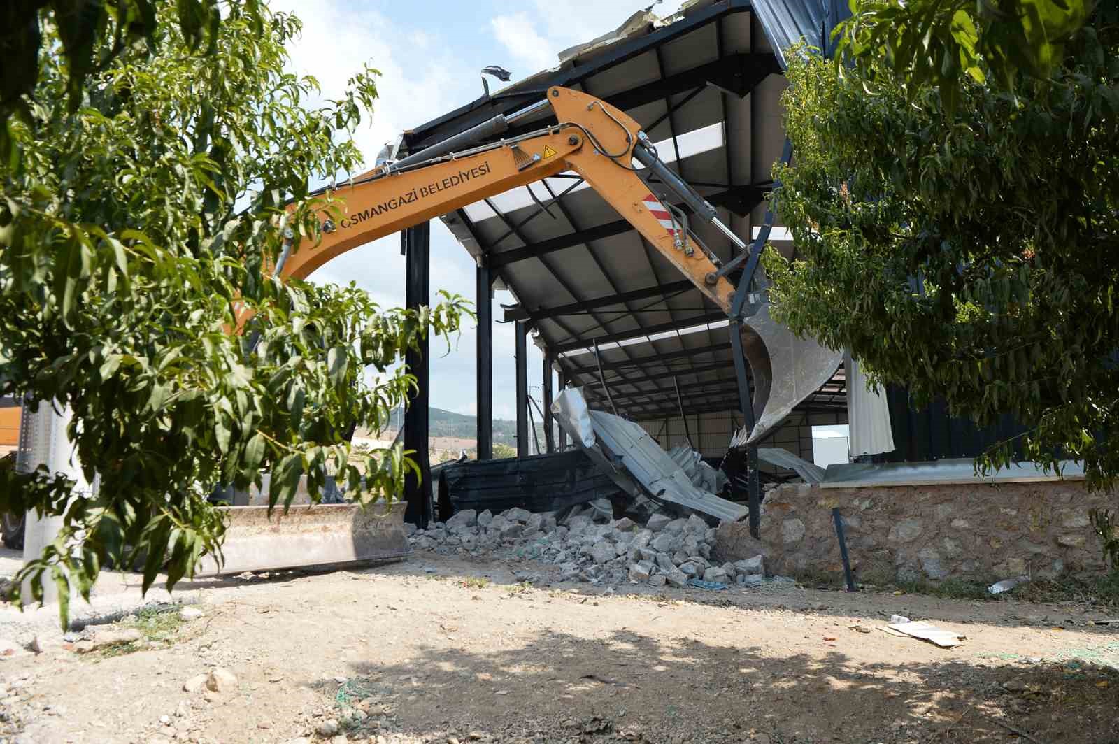 Osmangazi’de tarım arazileri kaçak yapılardan temizleniyor
