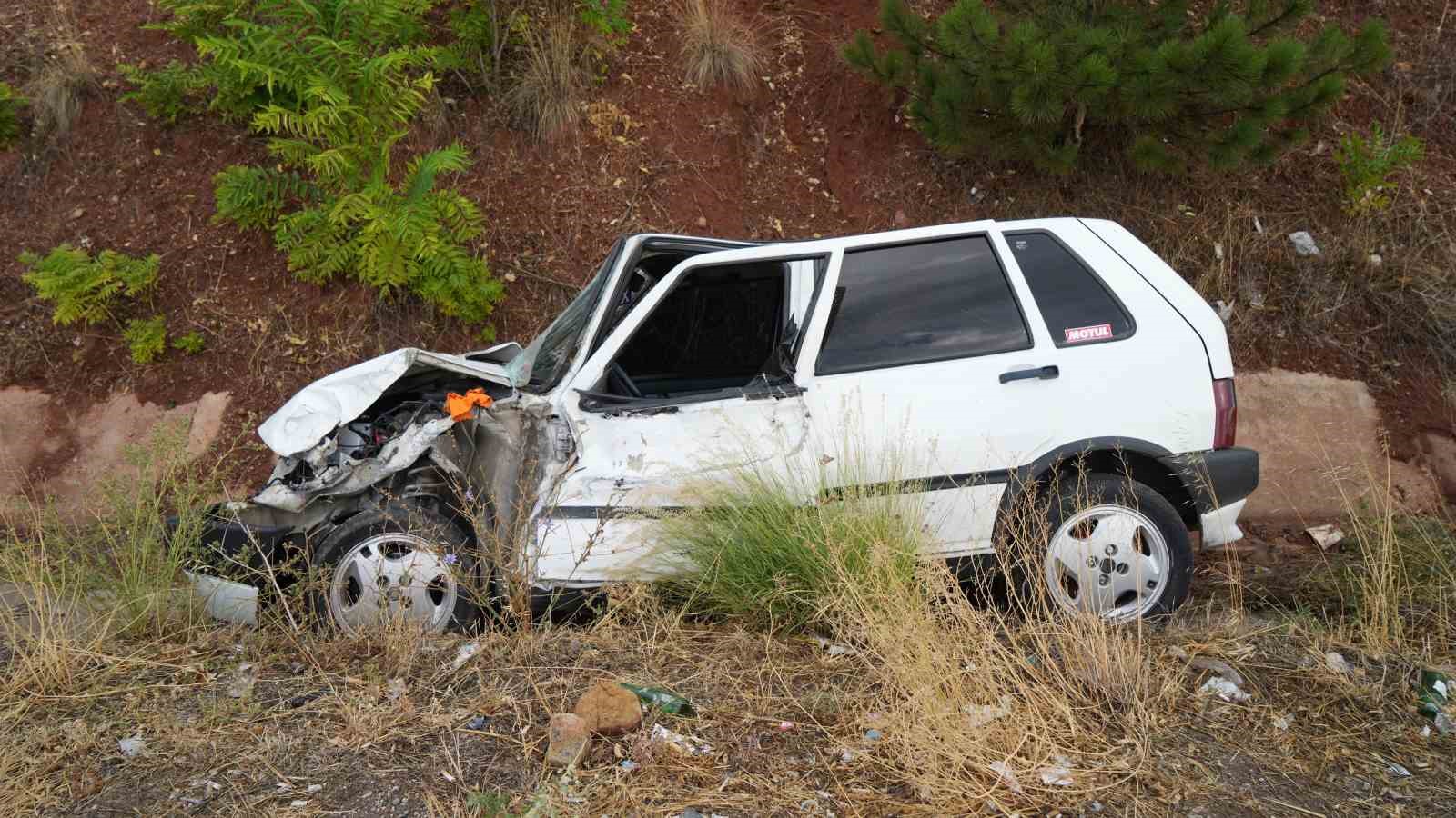 Otobüs ile çarpışan otomobil su kanalına devrildi: 1 yaralı
