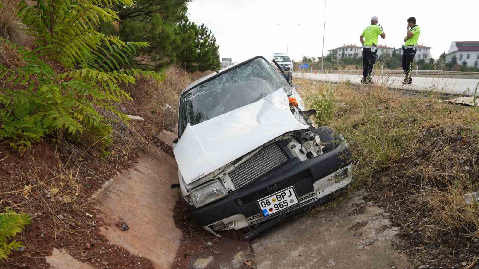 Otobüs ile çarpışan otomobil su kanalına devrildi: 1 yaralı
