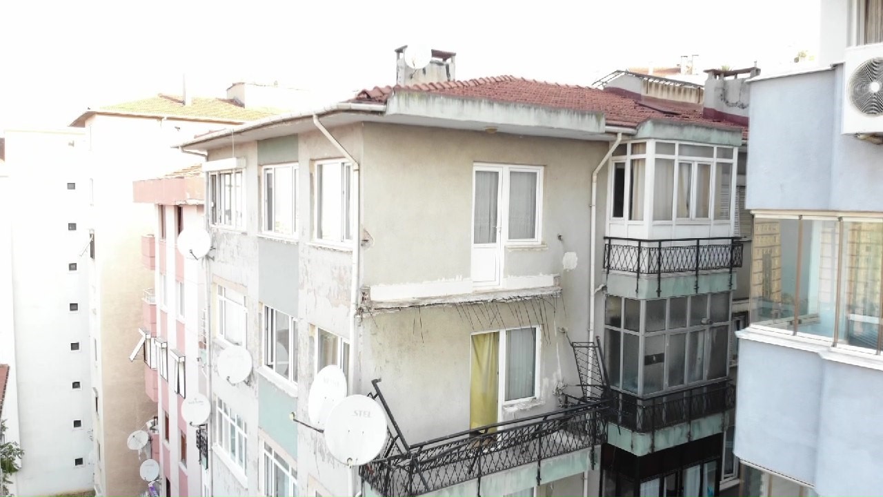 Kartal’da 6 katlı binada balkon çöktü
