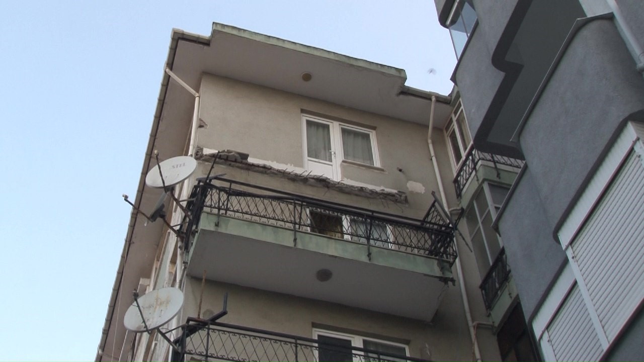 Kartal’da 6 katlı binada balkon çöktü
