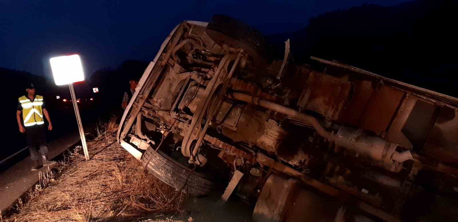 2 bin 500 canlı tavuk yüklü kamyon virajı alamayarak devrildi
