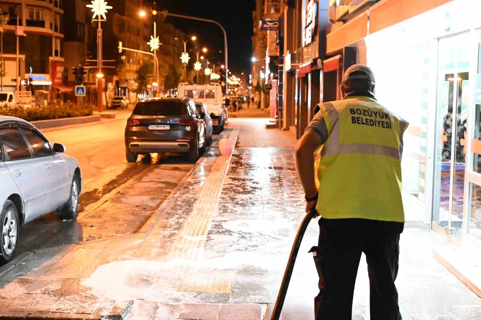 Bozüyük’te ana cadde kaldırımları esnafların kaldırdığı  tezgahların ardından köpüklü yıkama ile temizlendi
