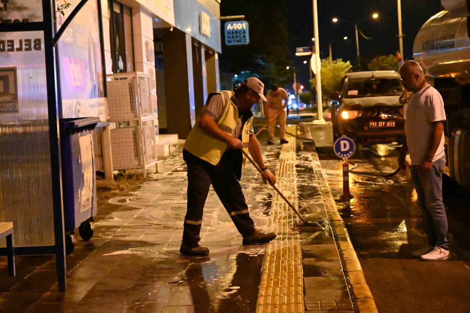 Bozüyük’te ana cadde kaldırımları esnafların kaldırdığı  tezgahların ardından köpüklü yıkama ile temizlendi
