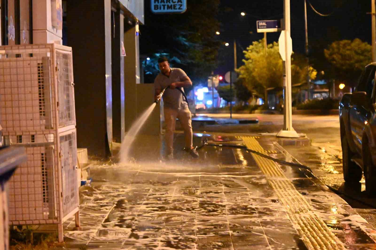 Bozüyük’te ana cadde kaldırımları esnafların kaldırdığı  tezgahların ardından köpüklü yıkama ile temizlendi
