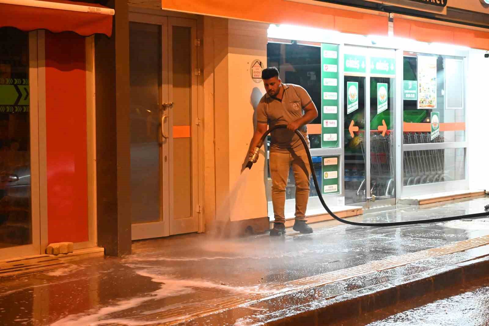 Bozüyük’te ana cadde kaldırımları esnafların kaldırdığı  tezgahların ardından köpüklü yıkama ile temizlendi
