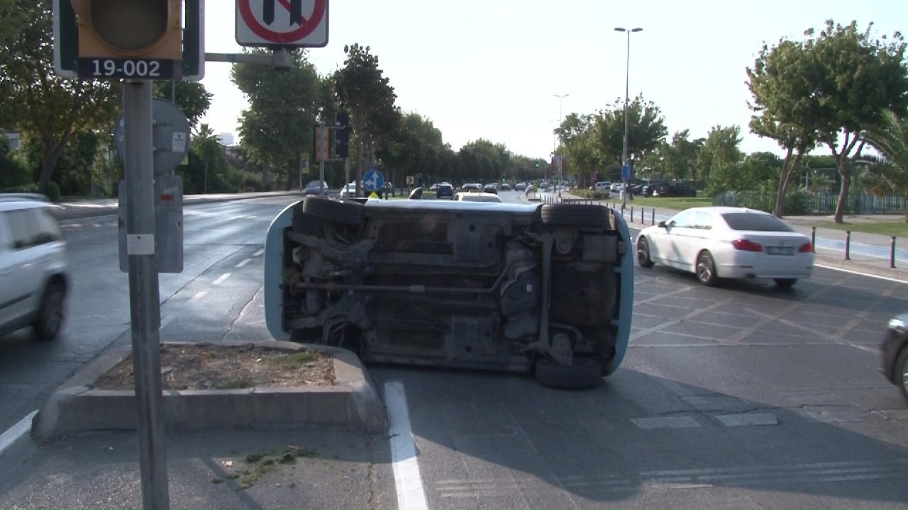 Maltepe’de kontrolden çıkan otomobil yan yattı
