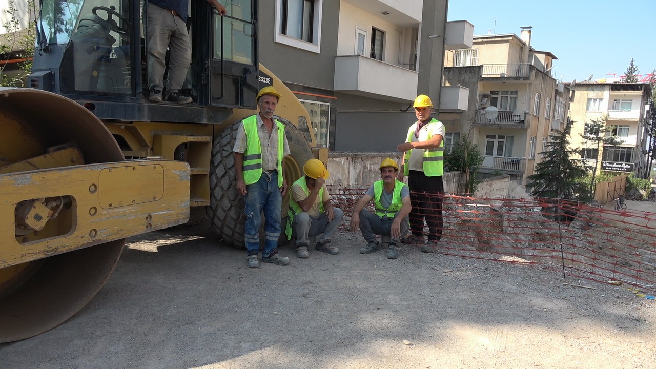 Aylardır maaş alamadıkları gerekçesiyle kule vincin tepesinde eylem yaptılar
