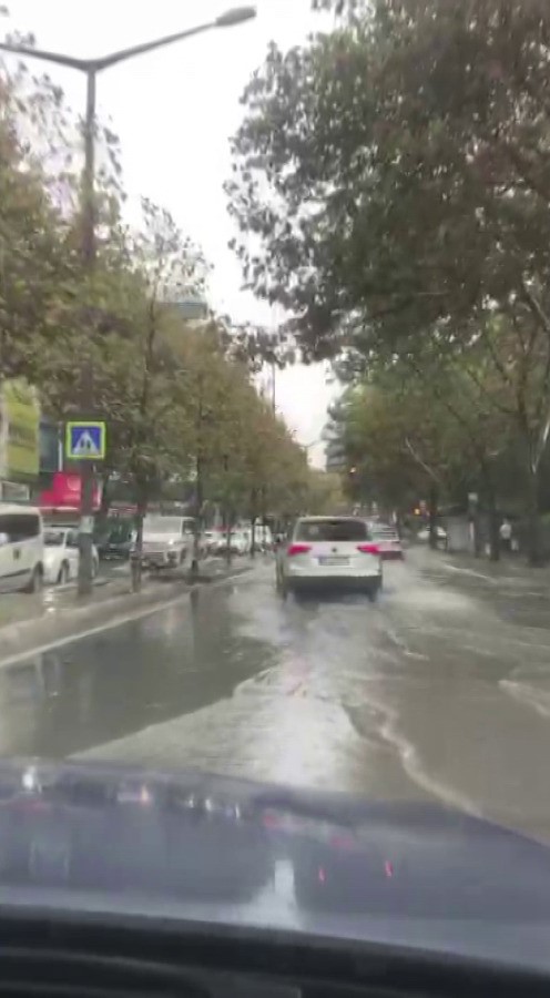 İstanbul’da yollar göle döndü, sürücüler zor anlar yaşadı
