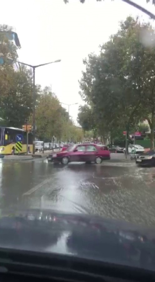 İstanbul’da yollar göle döndü, sürücüler zor anlar yaşadı
