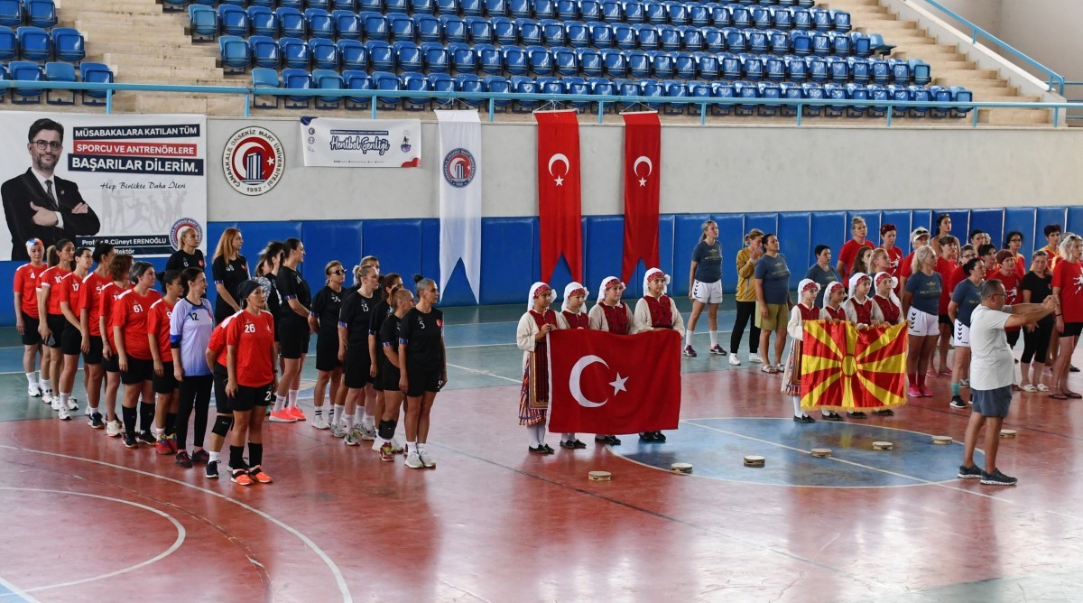 ÇOMÜ’de Uluslararası Veteran Hentbol Şenliği tamamlandı
