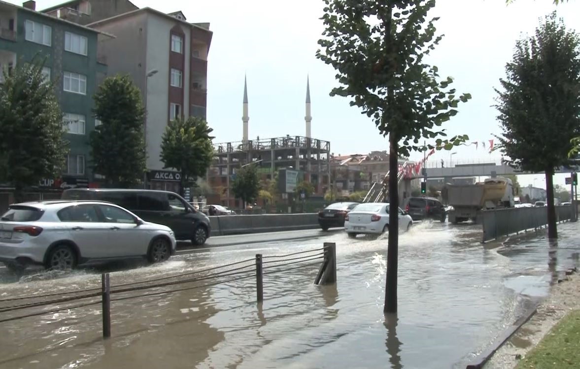 Bahçelievler’de yolu su bastı araçlar ilerlemekte zorluk yaşadı
