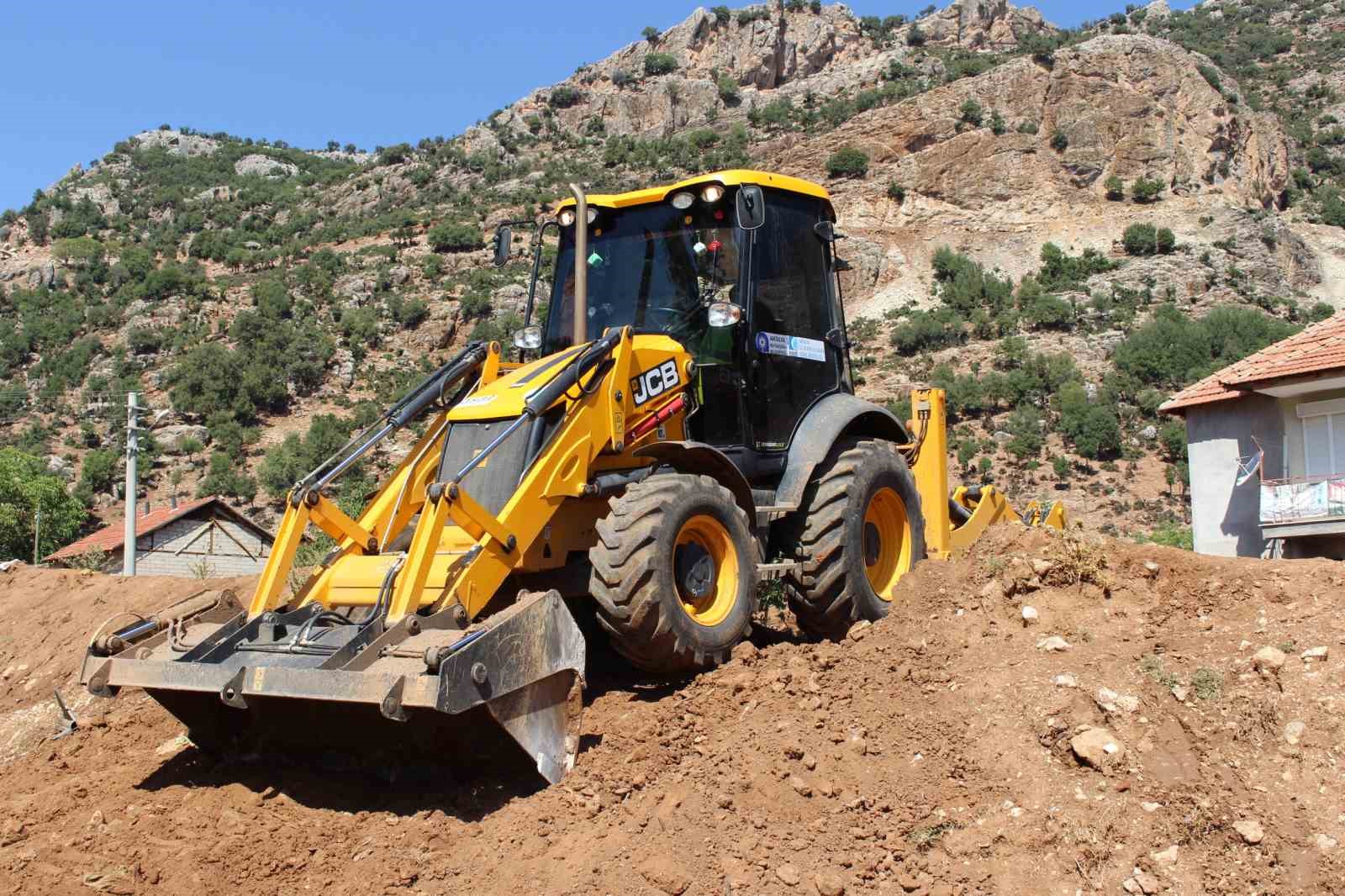 Elmalı’da su baskını yaşanan ev ve arazilerde hasar tespit çalışması yapıldı
