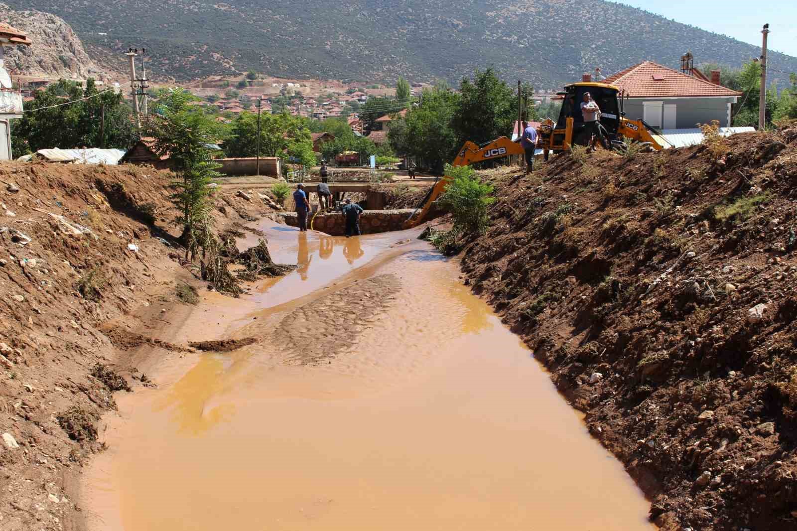 Elmalı’da su baskını yaşanan ev ve arazilerde hasar tespit çalışması yapıldı
