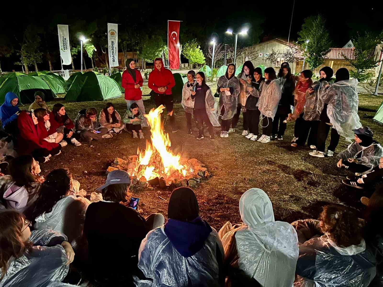 Gençlik ve kültür kamplarına yüzlerce genç katıldı
