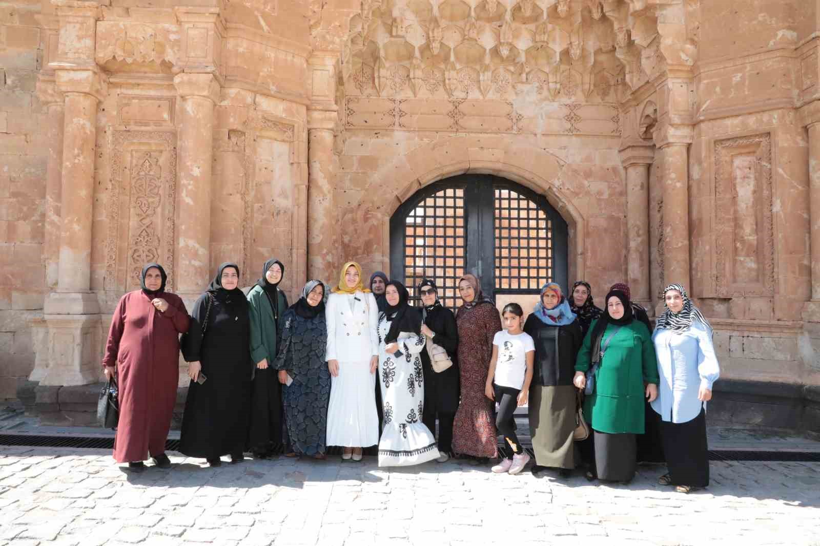 Okuma yazma öğrenen anneler, Ağrı’da tarihi mekanları gezdi
