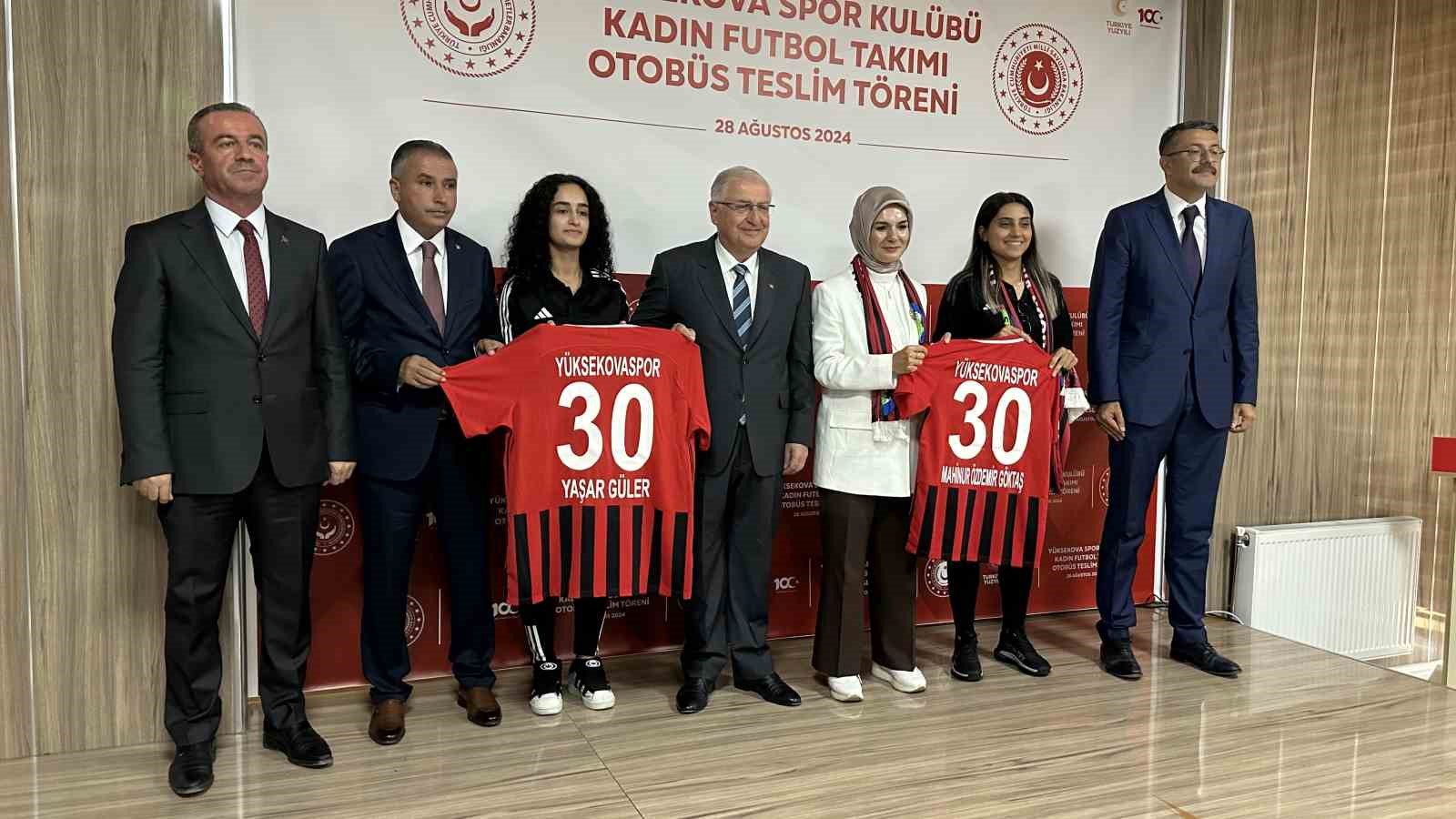 Bakan Güler ve Bakan Göktaş’tan kadın futbol takımına otobüs desteği
