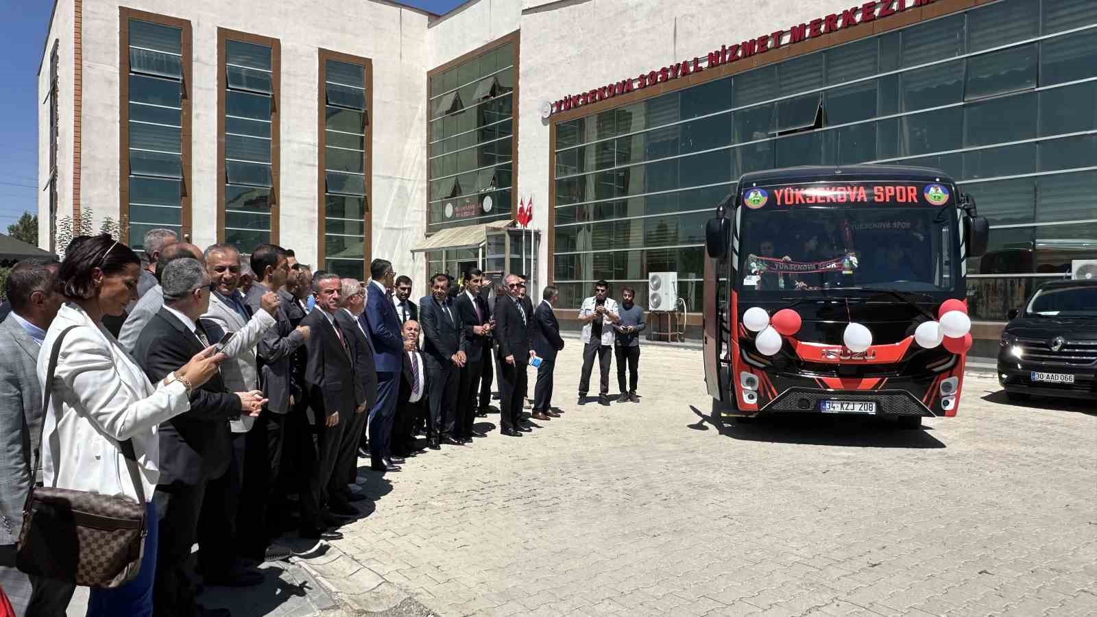 Bakan Güler ve Bakan Göktaş’tan kadın futbol takımına otobüs desteği
