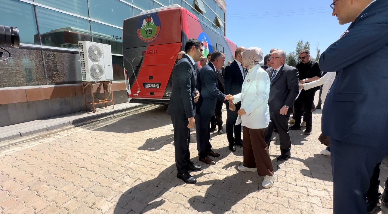 Bakan Güler ve Bakan Göktaş’tan kadın futbol takımına otobüs desteği
