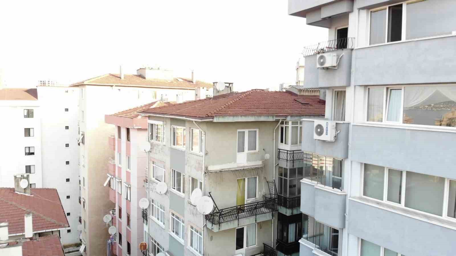 Kartal’da balkonu çöken apartman sakini: “Umurumda bile değil”
